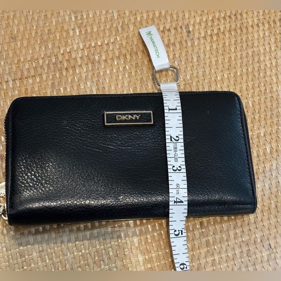 DKNY Black Leather large Wallet in like new condition! - Picture 12 of 13